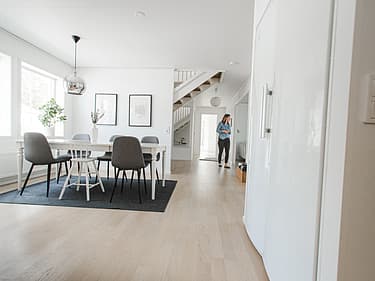Vy från kök mot hall.
