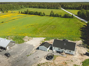 Hus med fantastiska vyer över ängar
