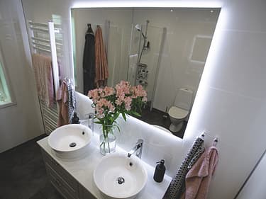 Badrumskommod och spegelskåp