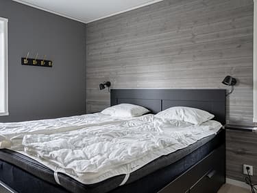 Stort sovrum med plats för dubbelsäng.
