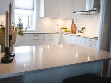 Vy från köksö mot köket