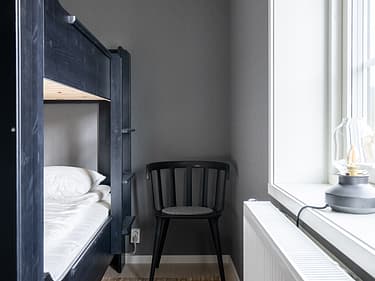 Specialbeställda sängar för att få den rätta känslan.