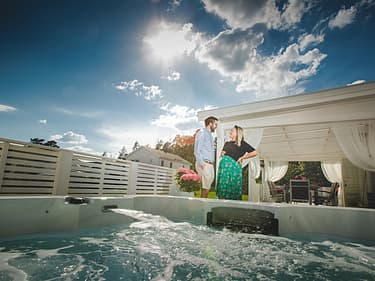 Marcus och Ida på altanen