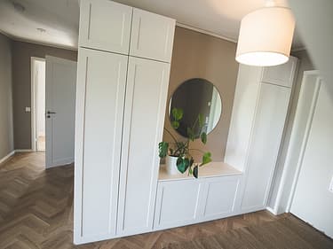 Garderober i hall