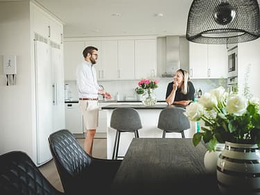 Marcus och Ida i köket