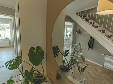 Spegel i hall