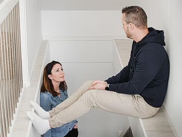 Helene och Jonas i trappan till övervåningen.