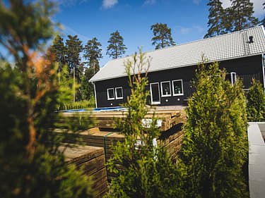 Framsida hus med pågående poolbygge