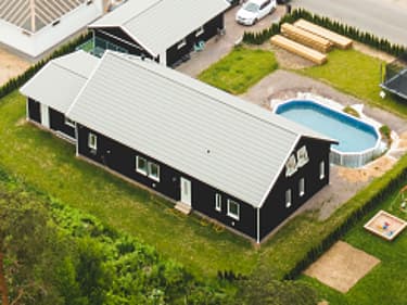 Baksida av huset, med ytterdörren placerad bakåt