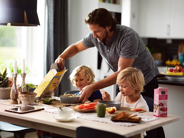 Familj vid frukostbordet